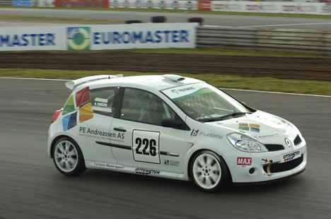 Trioen Kurt Poulsen, René Andreassen og Henrik Larsen vandt anden afdeling af årets danske Mini Le Mans-serie på Padborg Park med blot ti sekunders forspring efter fire timers kørsel.